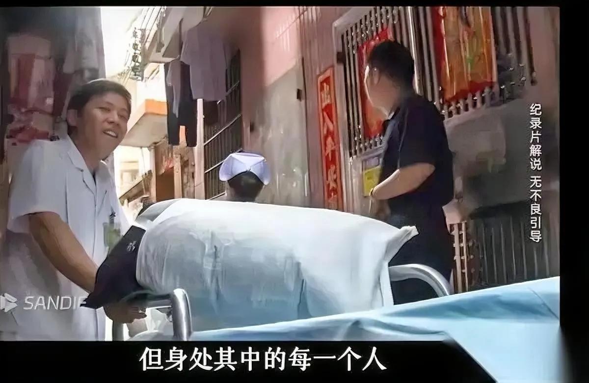 三十岁男人从四楼跳下来了。

邻居吓得赶紧打120。

可他爸妈一来就吼：谁让你