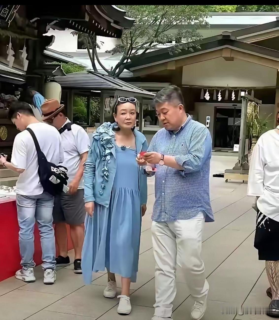 汪小菲 66 岁的妈张兰，日本街头，一身蓝色裙子，气质好，形象佳。	
这张没滤镜