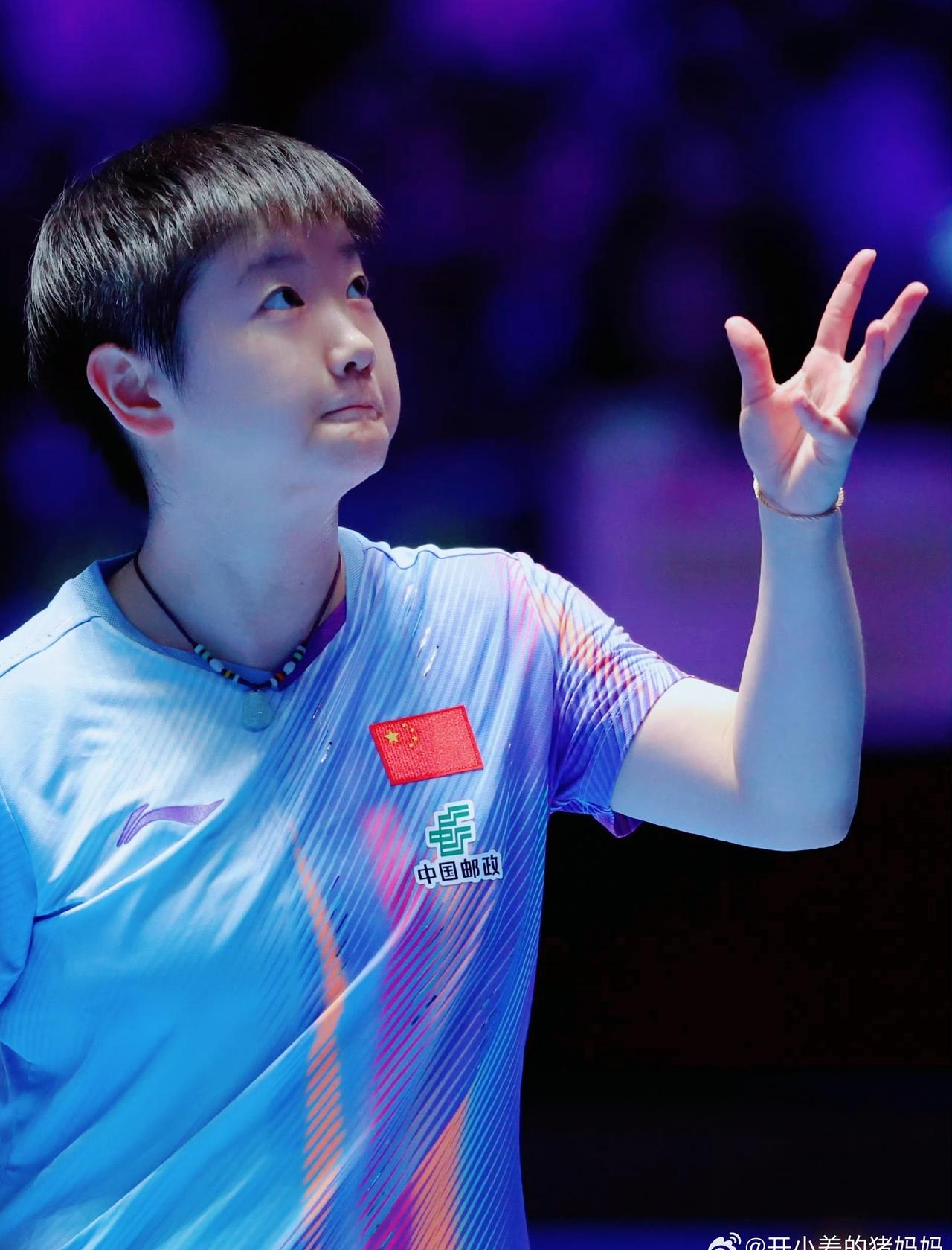 但你千万别被她这“包子”外表给骗了！球拍一拿，站上赛场，她瞬间就像换了个人——眼