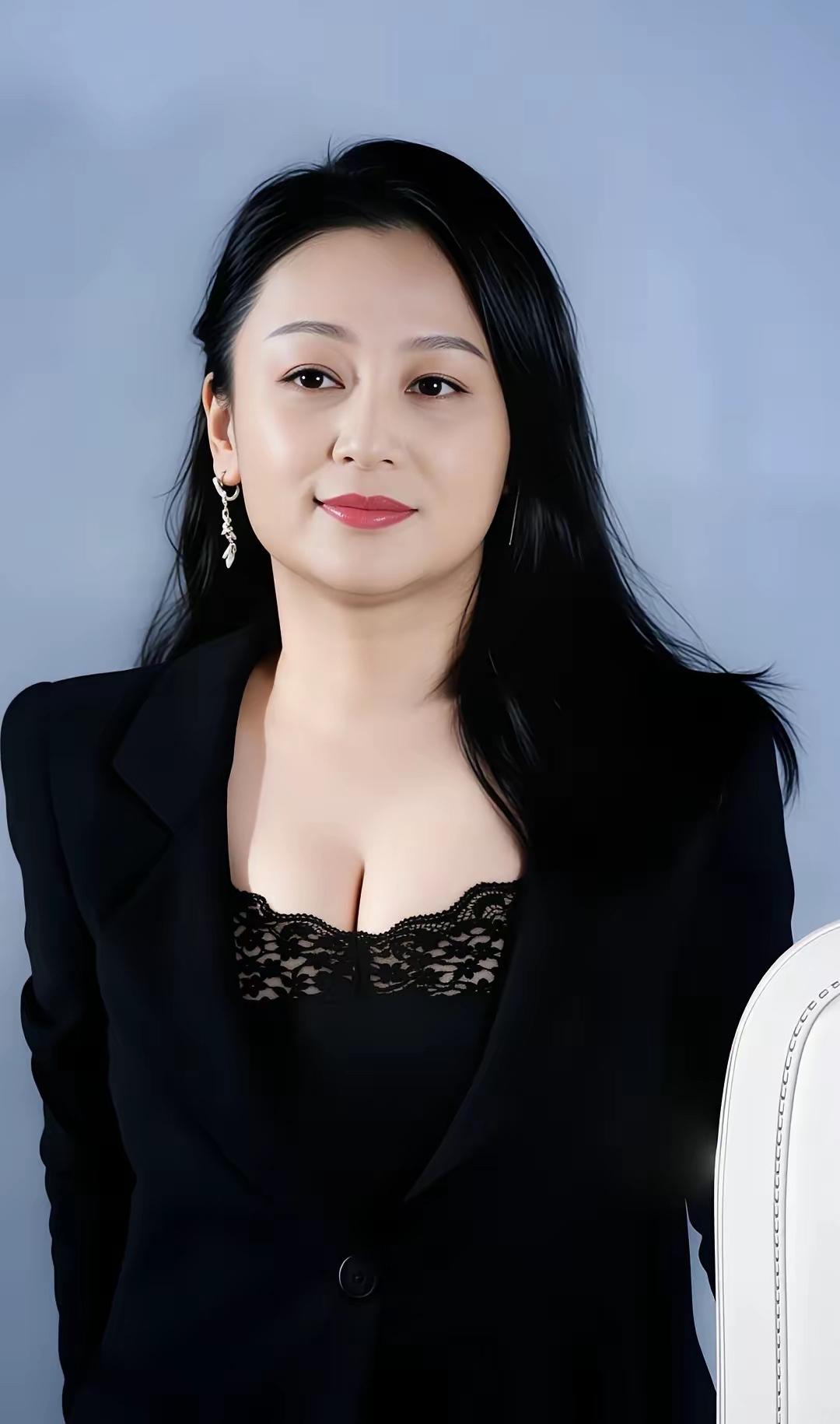 🔥56岁陈红状态炸了！黑西装配蕾丝内搭，贵妇气场直接封神！

谁能想到，曾经的