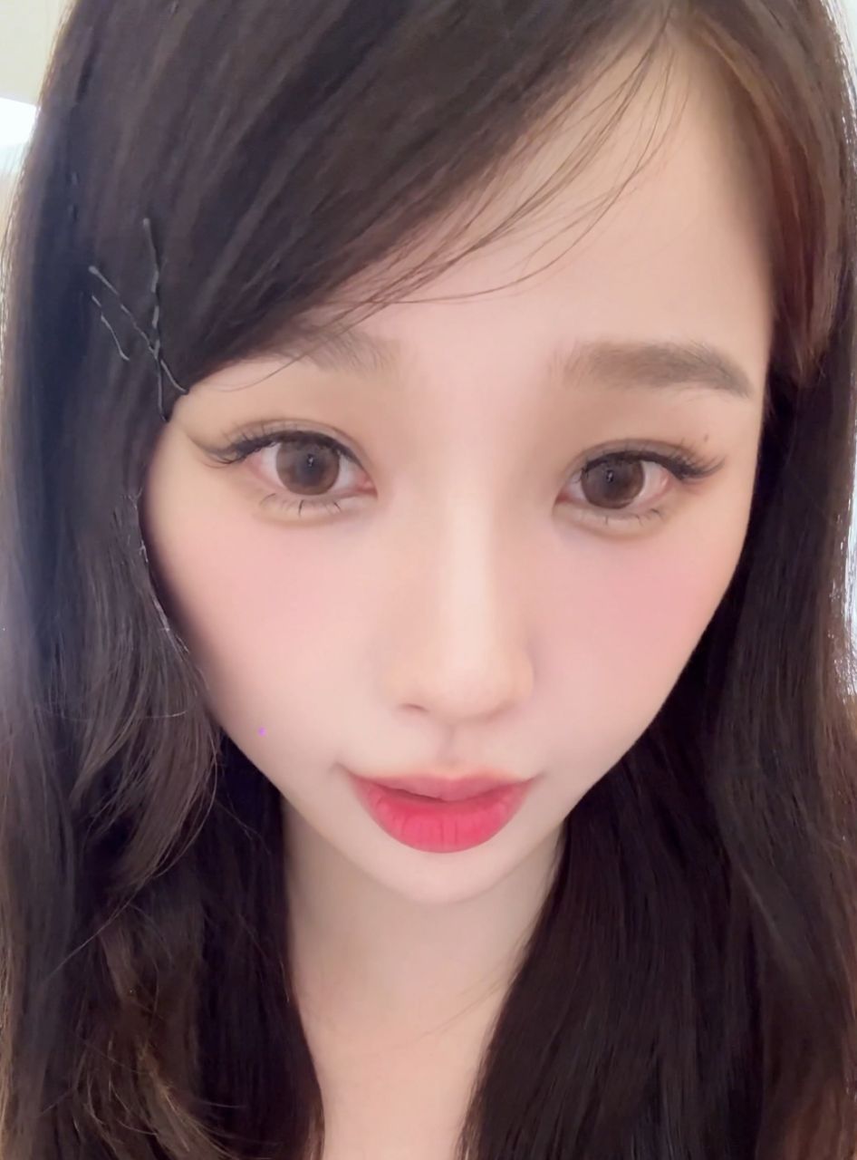 #虞书欣怼脸wink好甜##虞书欣芋泥小蛋糕#啊啊啊，谁懂上班看到可爱欣欣子的杀