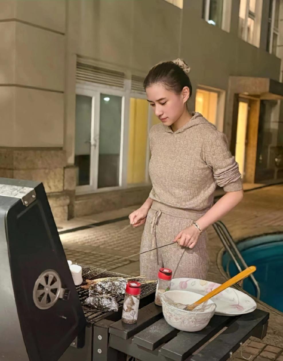 不得不说烧烤的诱惑真的不可抵挡，赌王的千金大小姐也忍不住要自己动手来撸两串[笑哭
