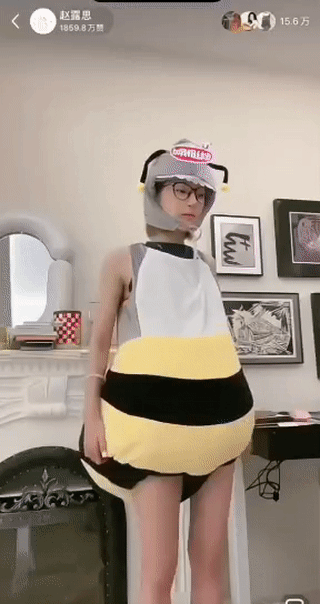 赵露思穿鲨蜂服赵露思直播上身鲨疯服，啊啊啊啊啊太可爱了！ ​​​