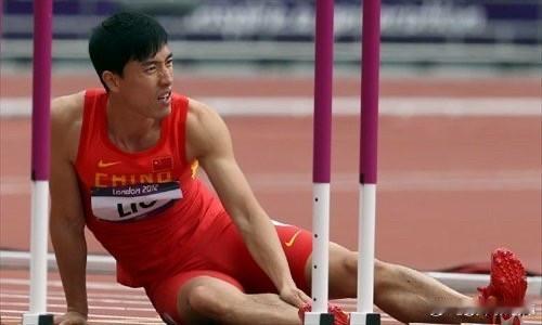 刘翔是中国体育最典型的捧杀样本。2004年夺冠后，他早已不止代表自己，荣誉、商业
