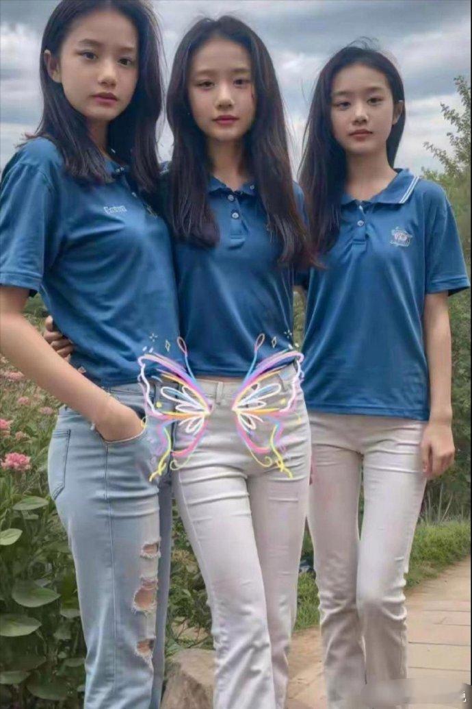 这是我们班的三胞胎姐妹，一个比一个漂亮！ ​​​