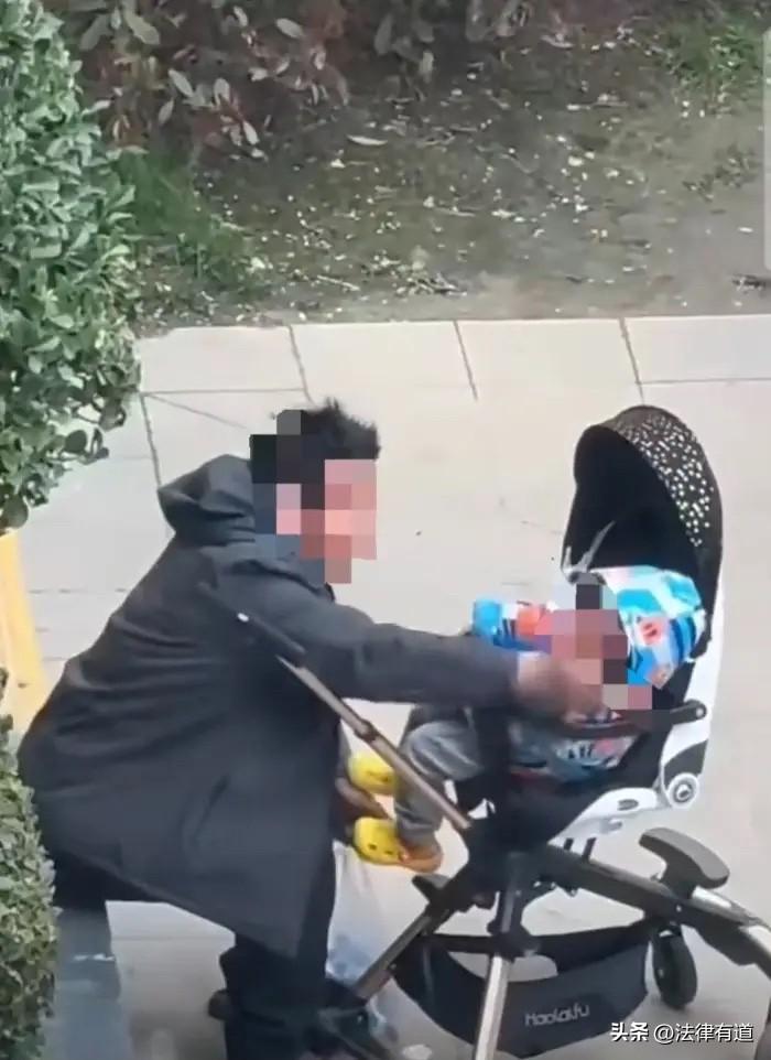 掌掴幼儿视频引发众怒：法律如何界定“家事”与“暴力”的边界？

2026年3月2