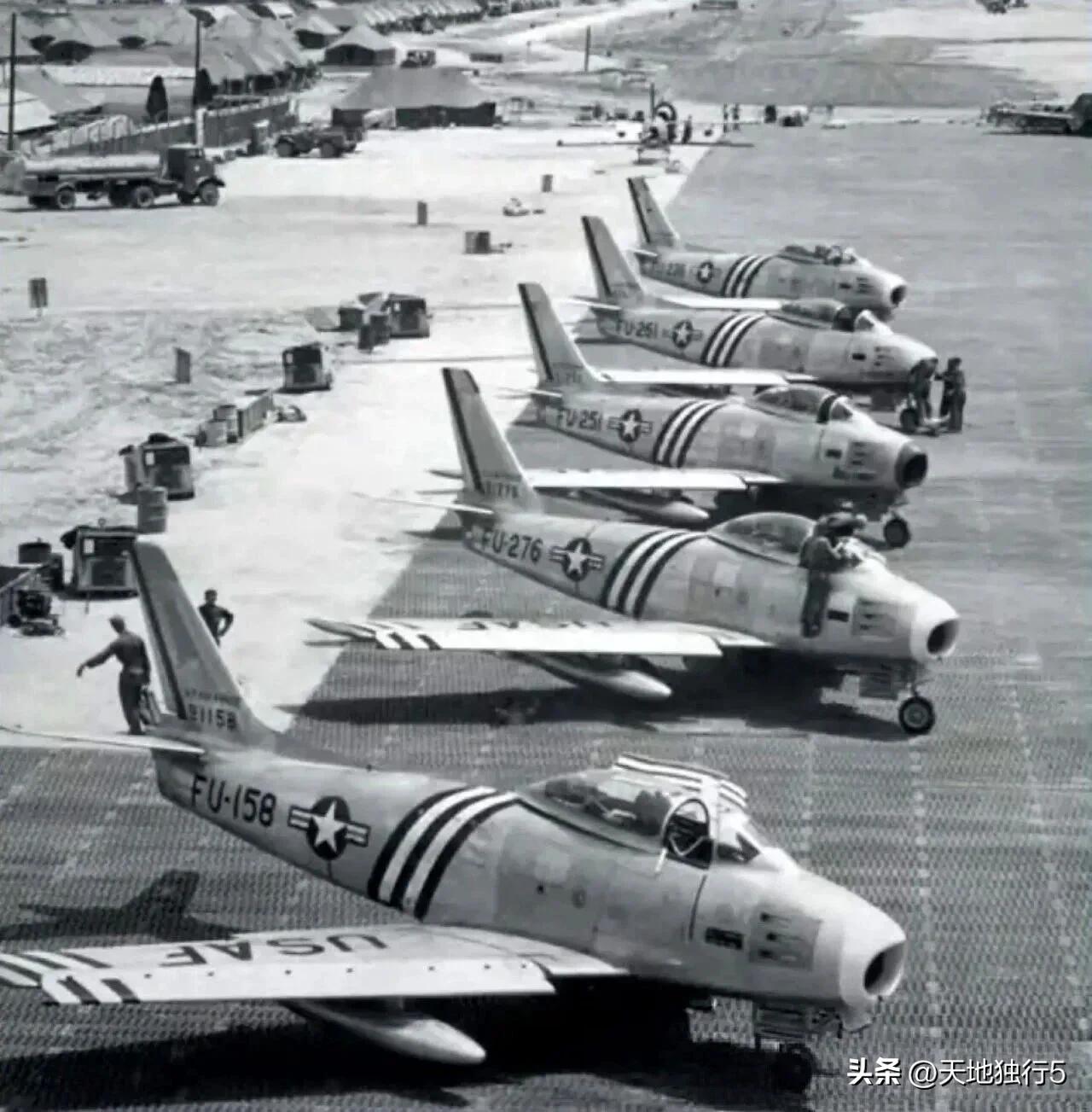 朝鲜战争，美国空军第4战斗机大队的F-86A-5-NA。 队列中第二架飞机（序列