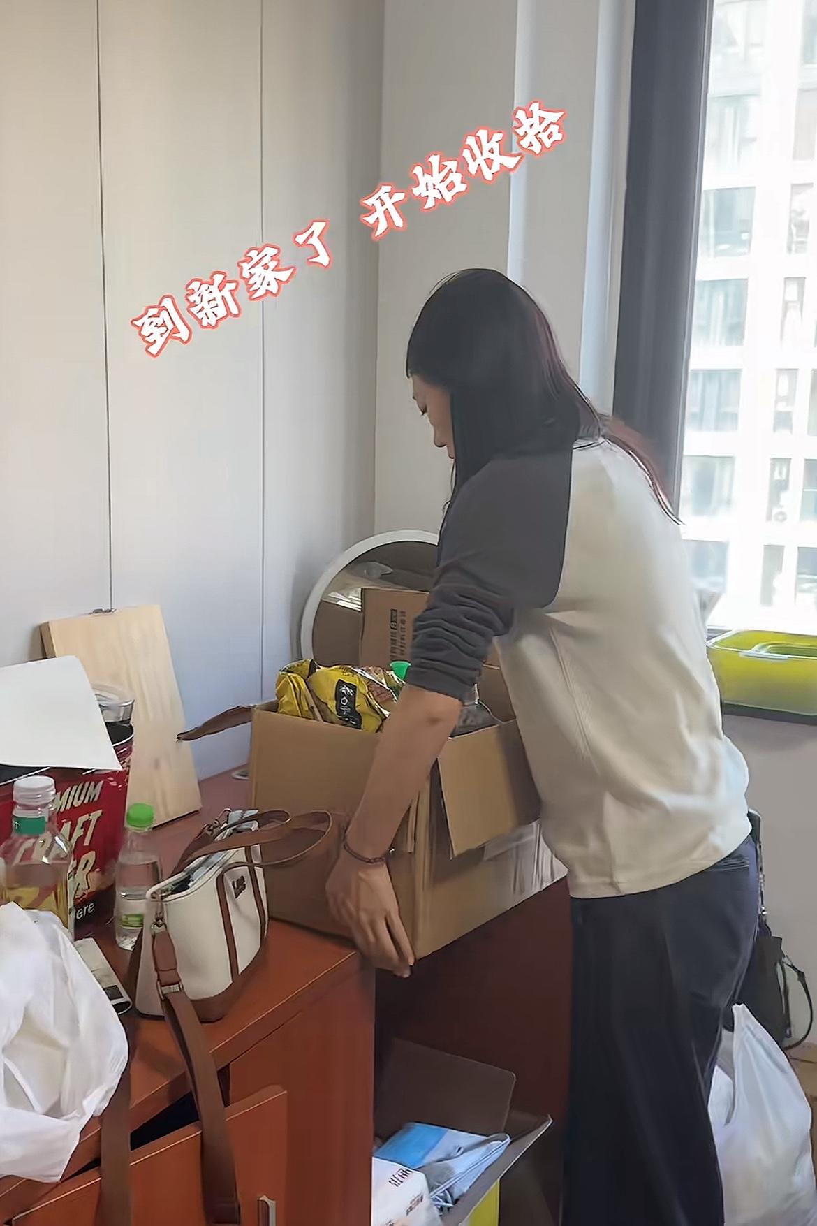 林丽为了省一千块，搬去便宜的出租房了，女人离婚后就没有家了，除非自己有能力了买给