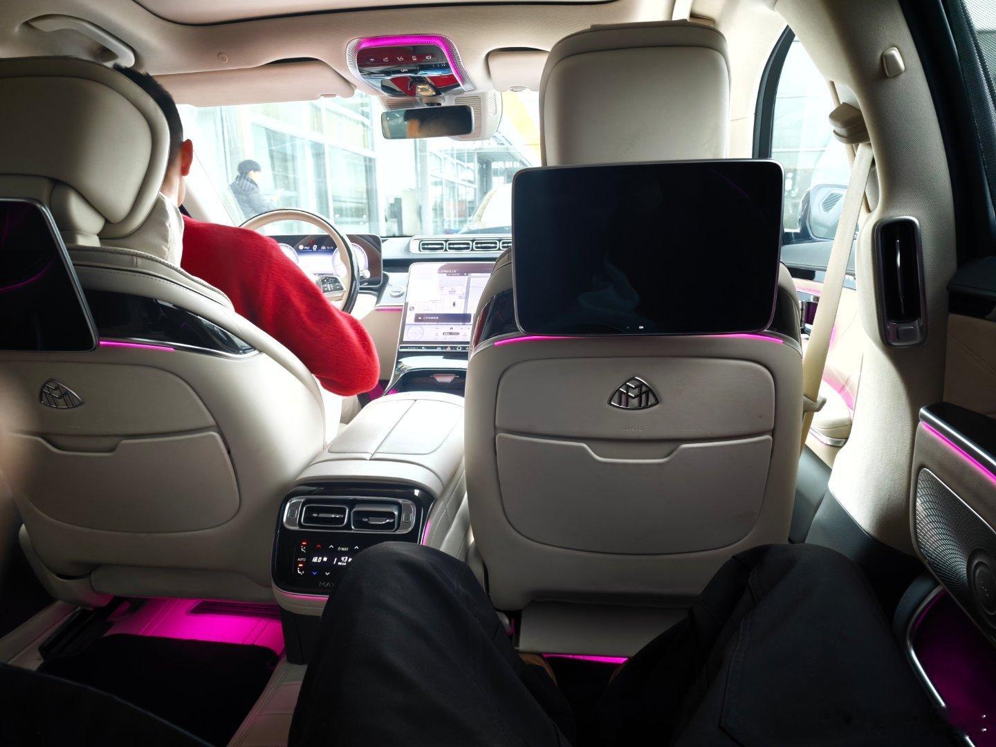 开这个回家过年 你那80岁的老爷爷腰杆子挺的梆直 你那村长得让你出10万修路 武