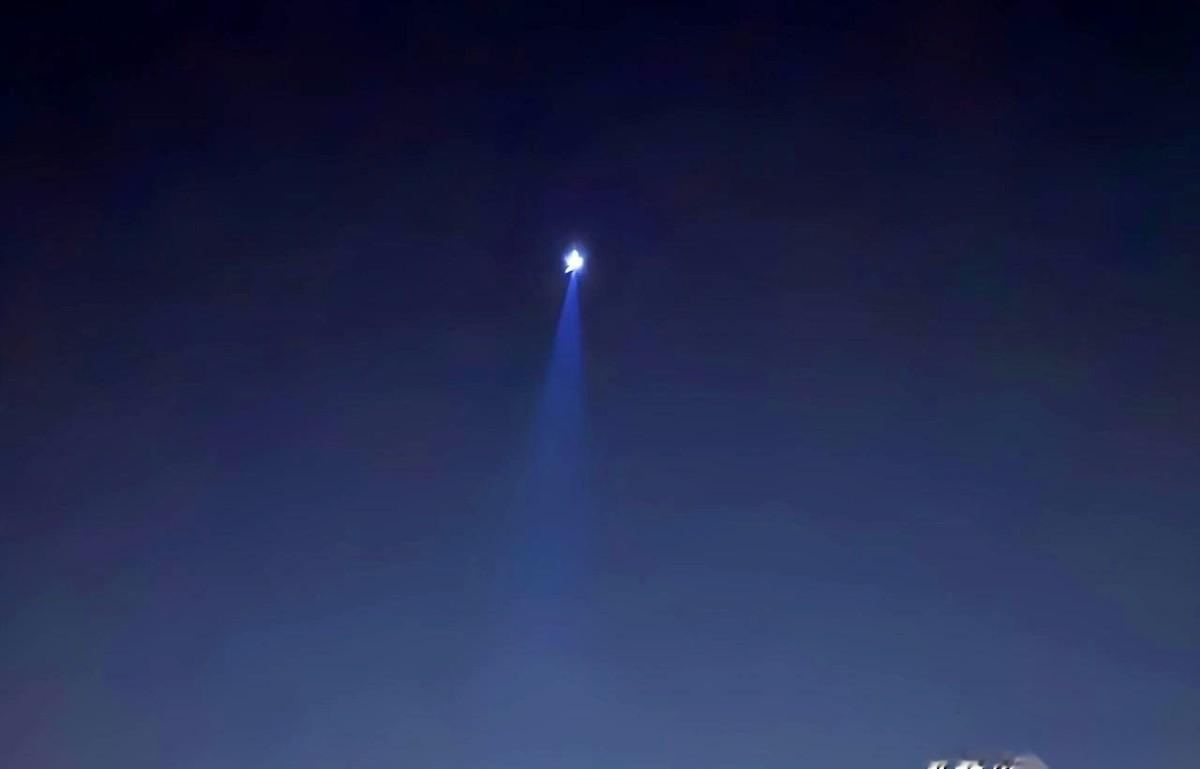 那束光，我跟你讲，我这辈子都忘不了。
像一把巨型手术刀，把黑漆漆的天幕划开一道口