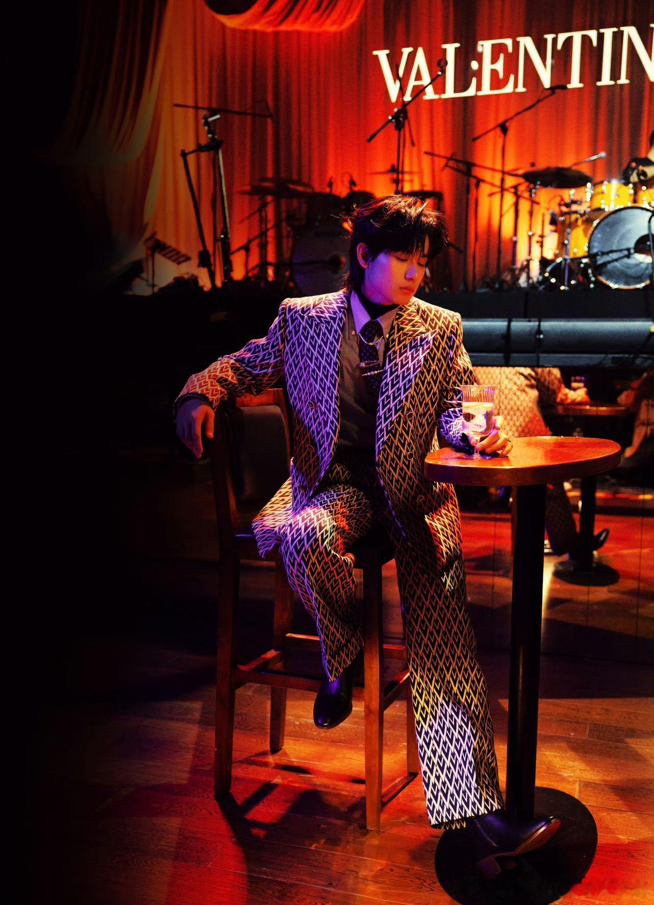 胡先煦复古起来是真带感啊 当胡先煦穿上复古装，仿佛时间都为之停滞。两套惊艳的 l