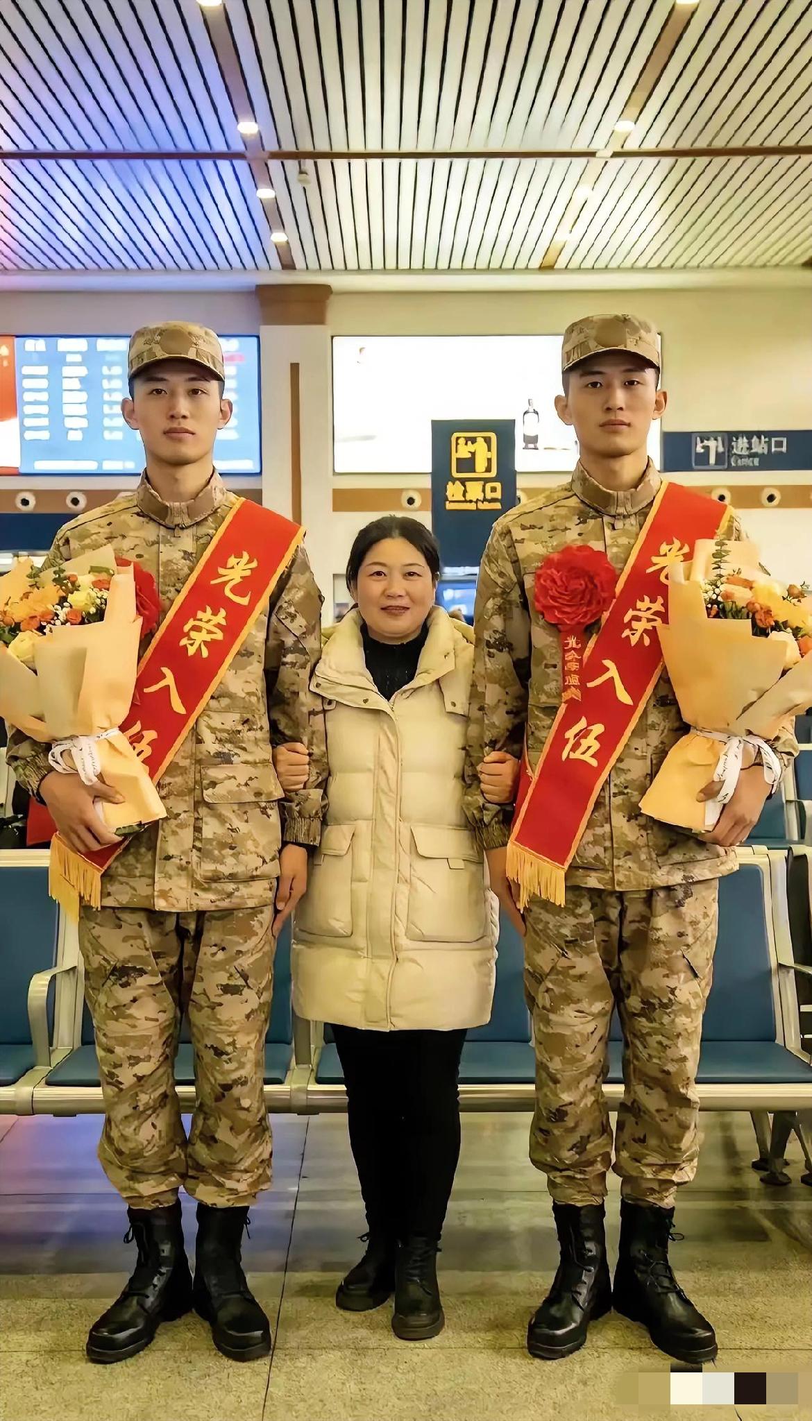 双胞胎新兵正式入伍，妈妈站在两个儿子中间，这一幕看得人心里又暖又骄傲。
 
这一