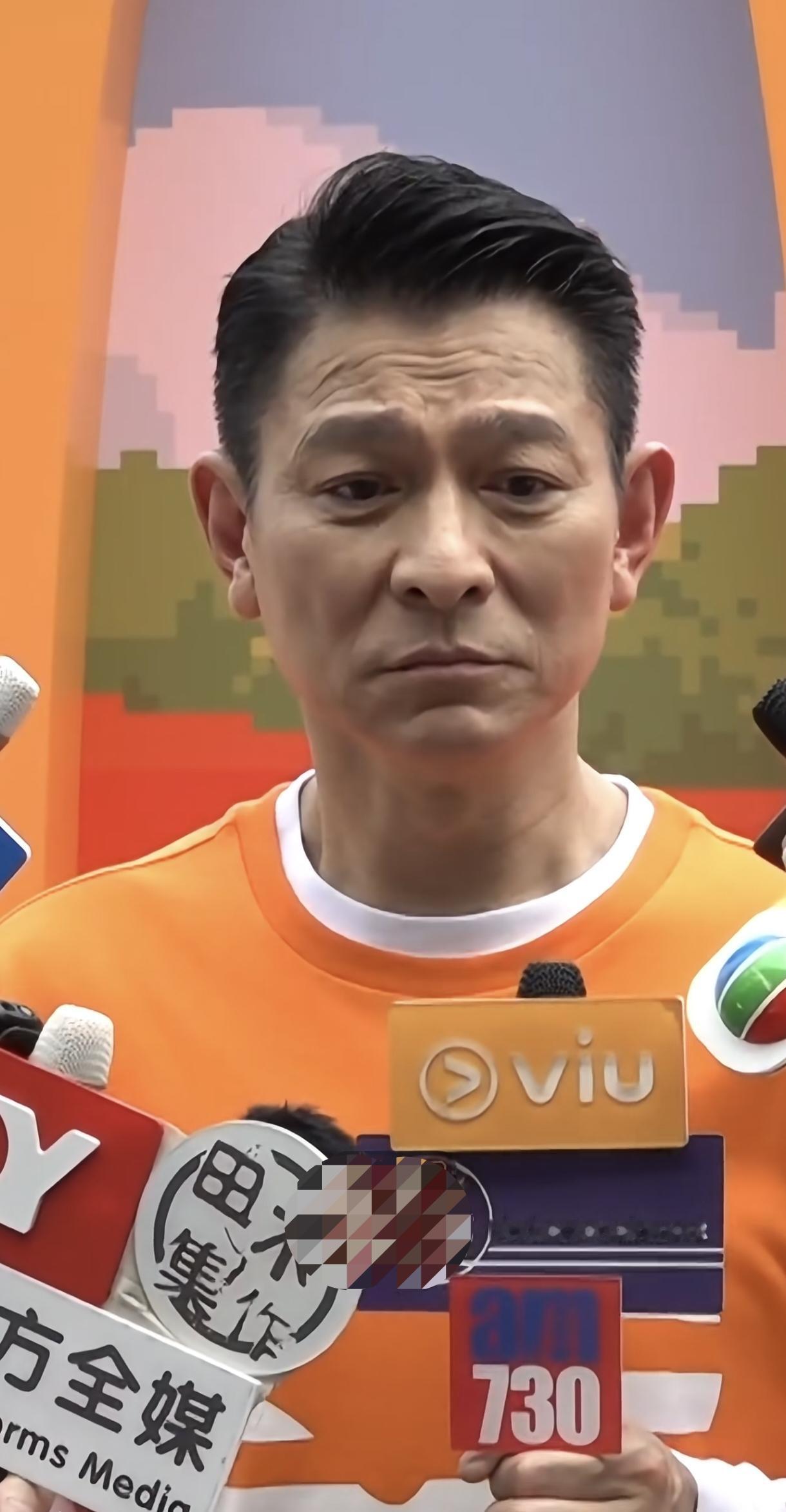 刘德华耳朵耳垂变了……佛福态了。耳垂一直这类型，更饱满了。自然阳光之下的大特写，