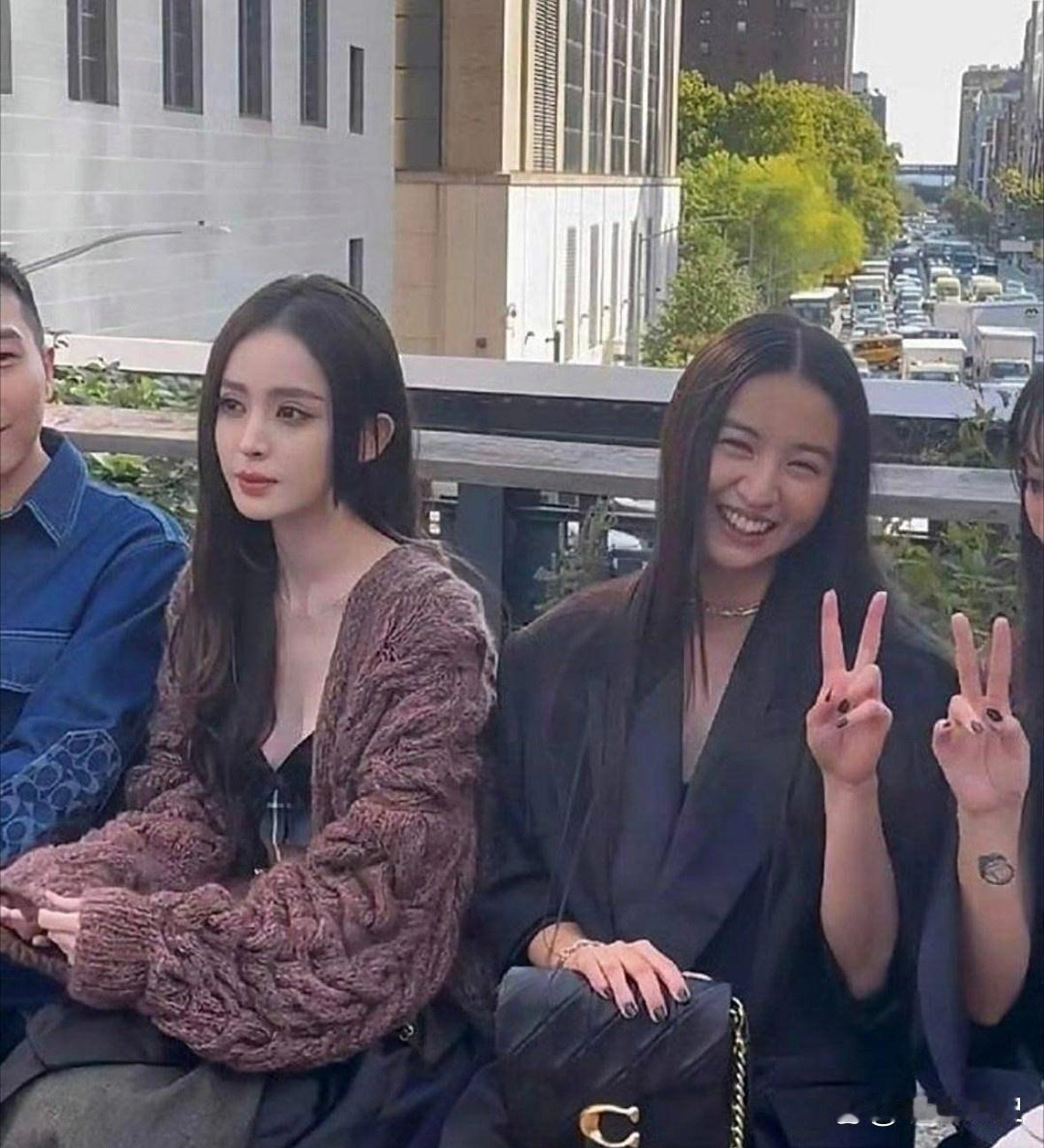 真的是没有对比就没有伤害 在绝对的美貌面前，脸的大小根本不值一提… 