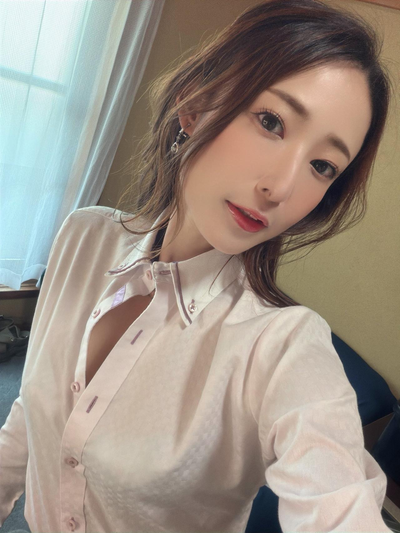 这位小姐姐穿着白色衬衫，微笑自拍。