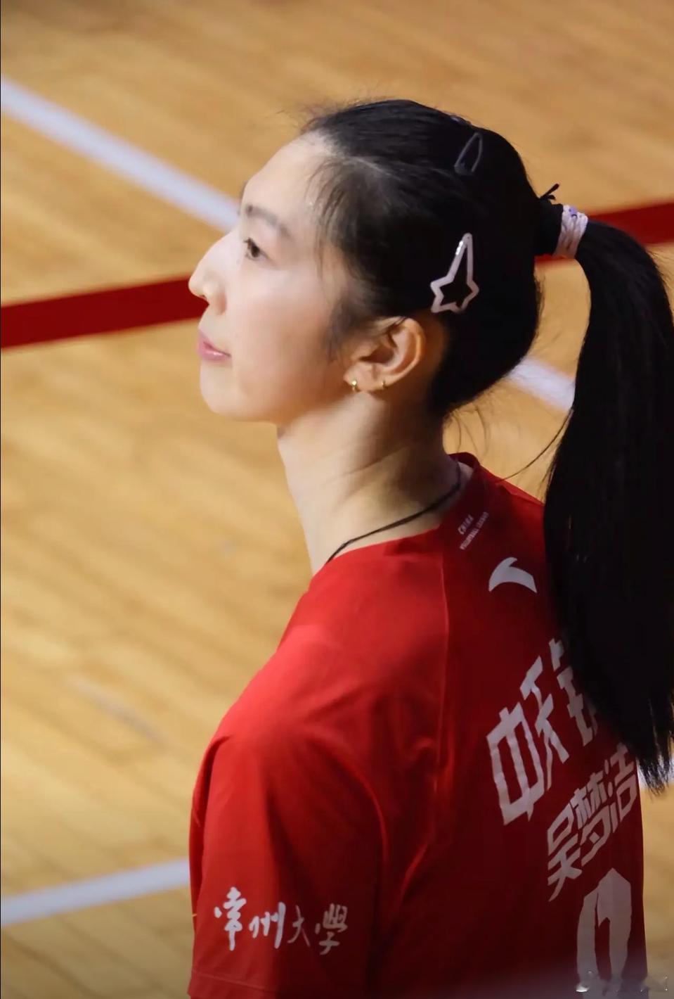 中国女排吴梦洁吴梦洁近日去北医三院对膝盖进行了复查，她在5月26日通过关节镜微创