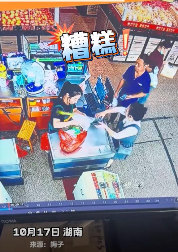 收银时，把手机怼到收银员眼前导致摔碎摄像头是什么心态？
10月17日，湖南一超市