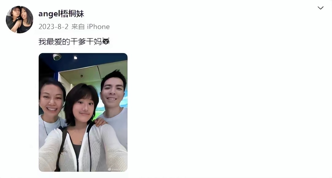 贾静雯和梧桐妹现身萧敬腾音乐会，萧敬腾合照绅士手抢镜，这手但凡敢放错位置，要被网