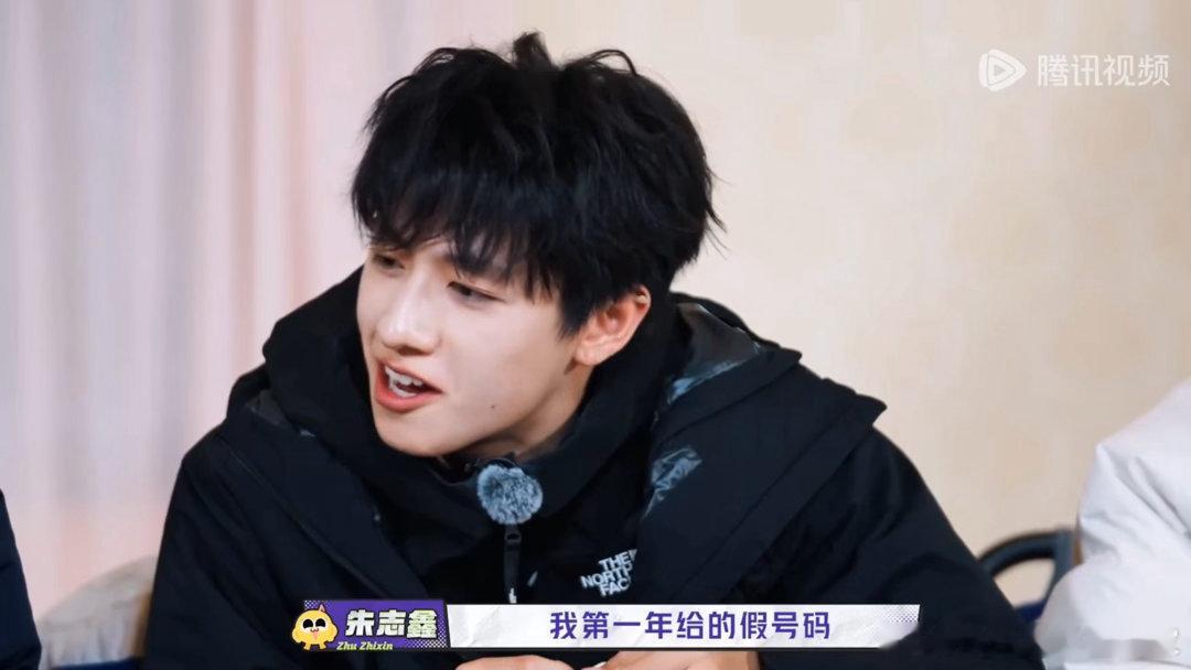 朱志鑫第一年给星探留的假号码朱志鑫说时代峰峻星探会摸骨原来还有这么有意思的过往，