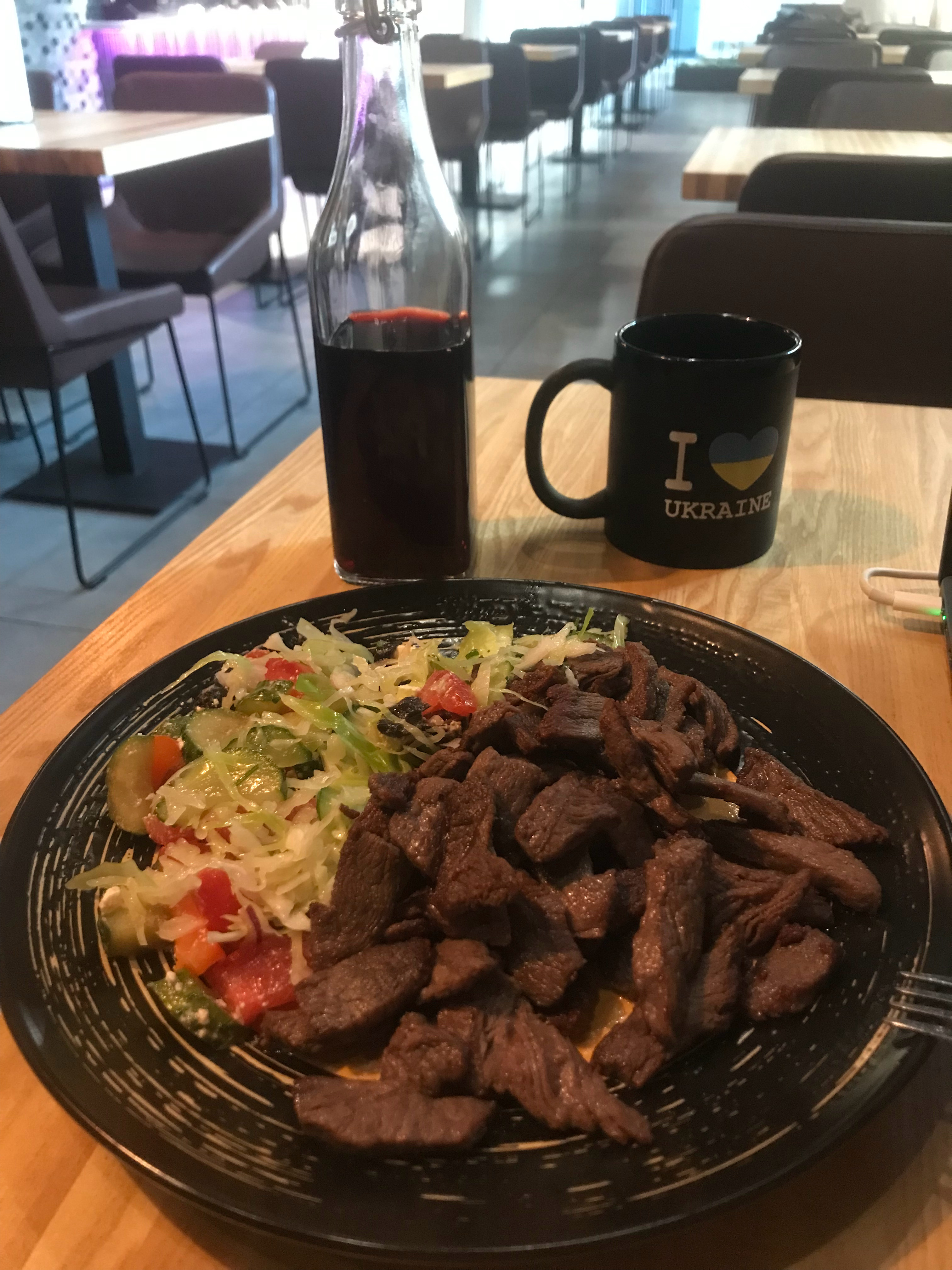 今日晚餐，蔬菜沙拉➕炒牛肉，樱桃酒 乌克兰·基辅