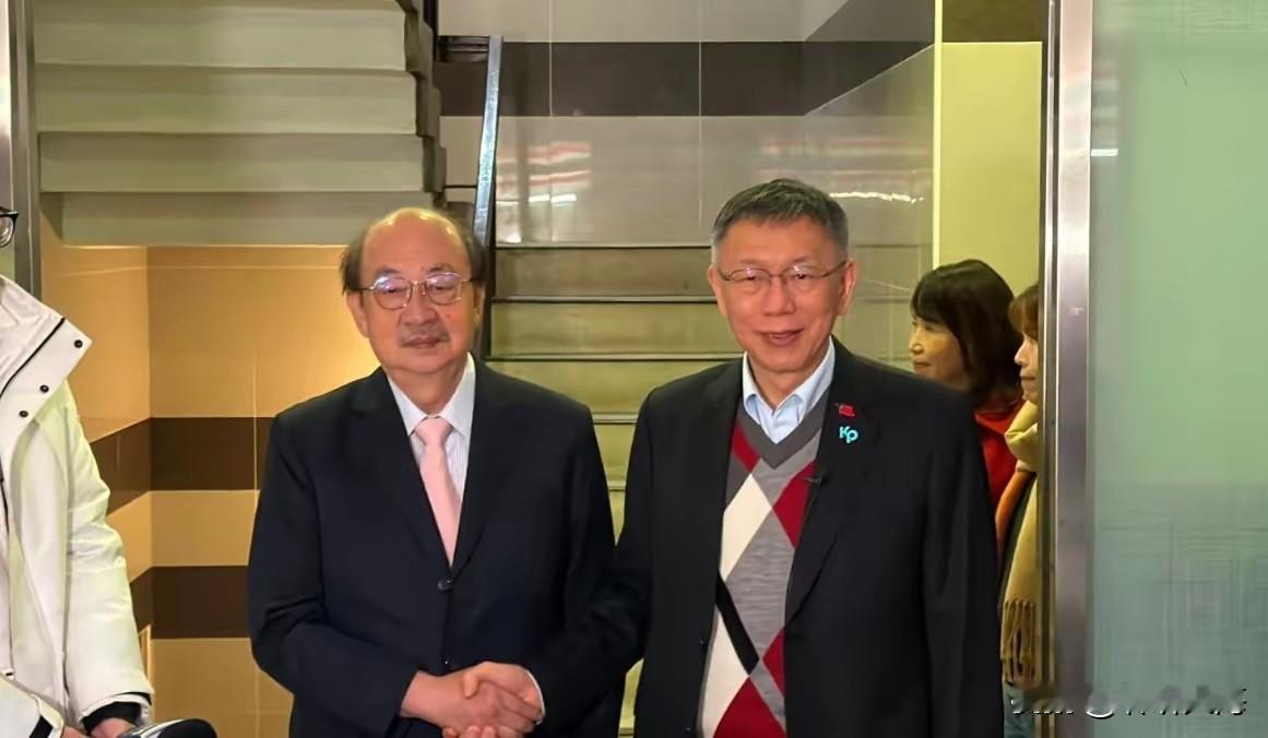 无风不起浪！一边反绿一边密会民进党，柯文哲的“左右逢源”，让“绿白合”成岛内最大