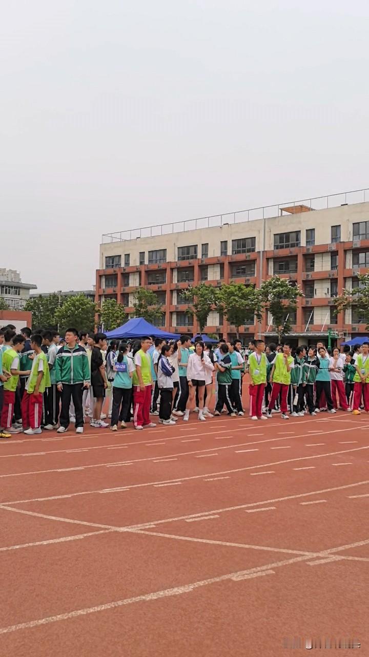 日前，到咸阳市一学校采访春季田径运动会。
在这里，小编看到了活蹦乱跳的学生。塑胶