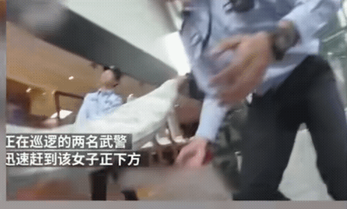 这是曾经发生在某机场航站楼的一幕，一位女子因为家庭矛盾欲从10米高站台跳楼轻生，