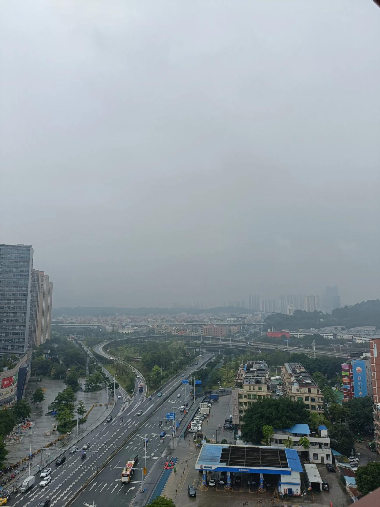 今天是5.1，一觉醒来已是早上9:20，看外面烟雨蒙蒙，一片水雾，正在下大雨。