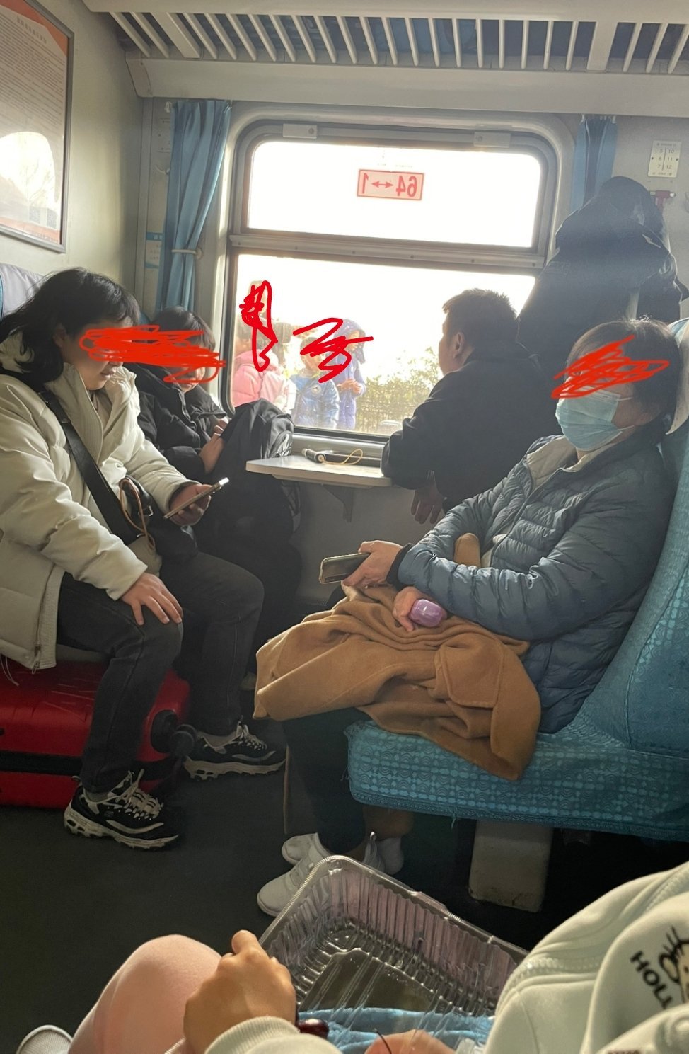 这位大哥晚上要彻夜难眠了绿皮火车上，这位高大魁梧的大哥刚找到他位置的时候冲对面那