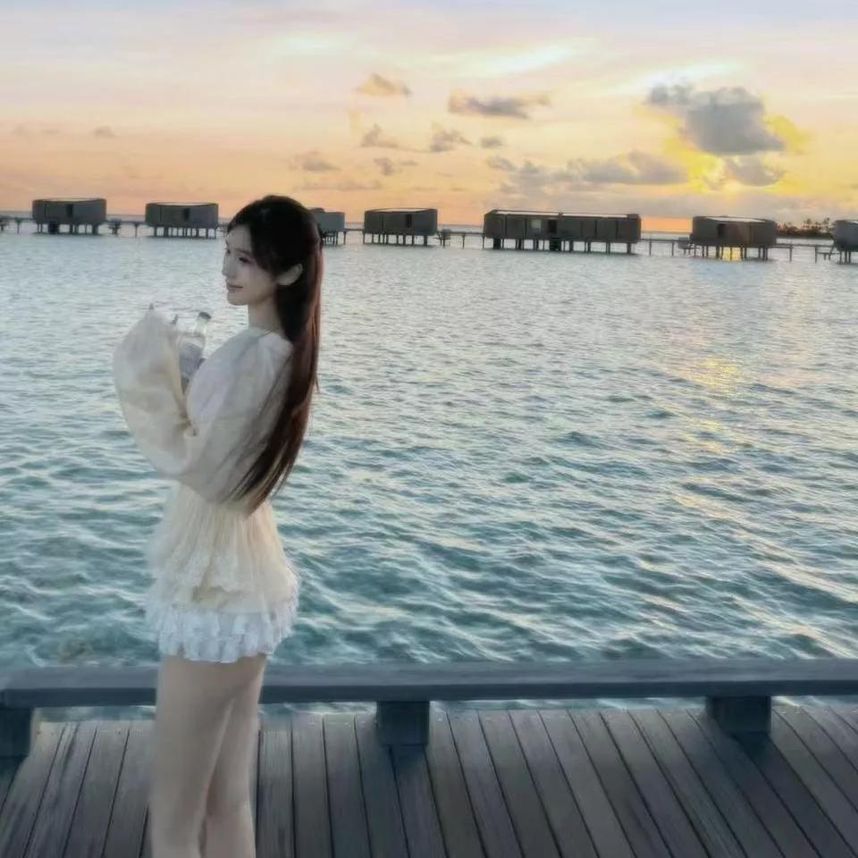 夕阳下的海边，静谧时光海边治愈系落日 夕阳下海边风光 海边落日氛围感 海边日落景