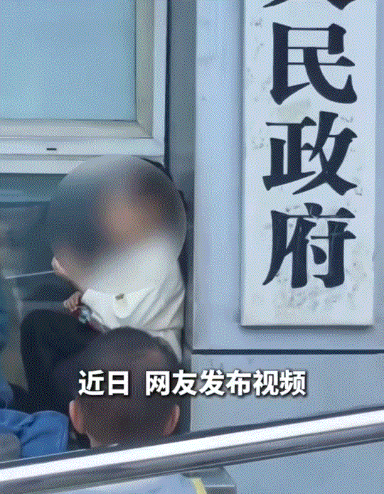 四川雅安一网友拍下，雨城区多营镇政府牌匾被小朋友涂满鸦，不过孩子歪扭的文字，可爱