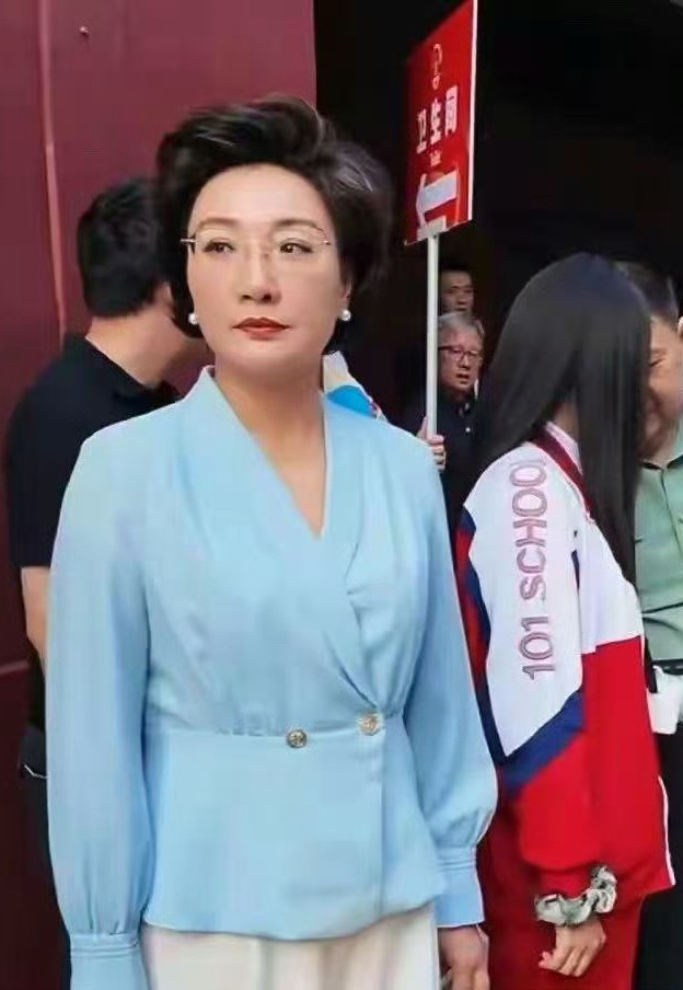 他们一家人参加活动，她这身打扮大方得体，一种知性美油然而生。 