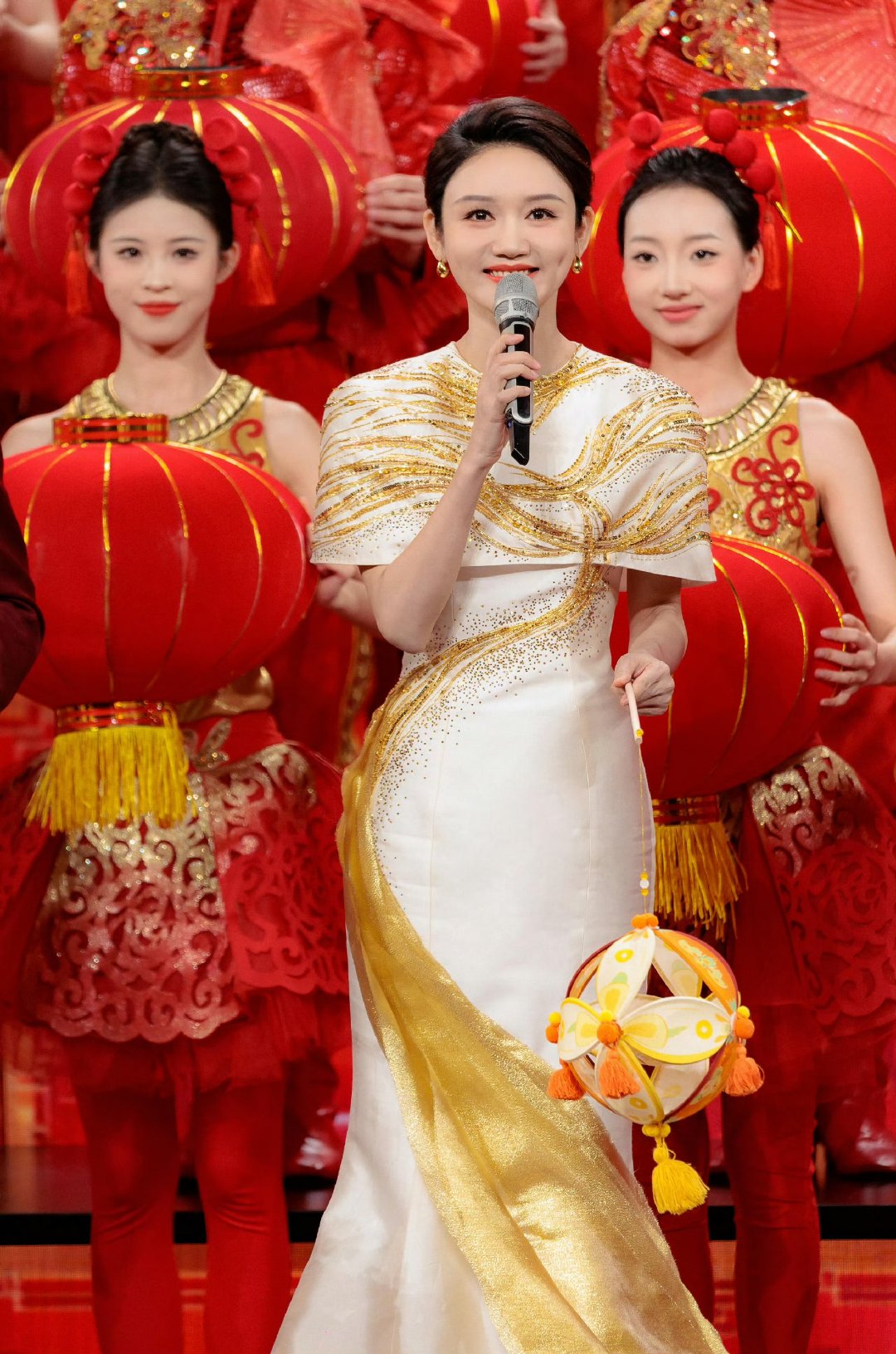 龙洋元宵晚会眼妆好多了 眼妆加分太多，温柔又大气，和元宵氛围超搭！ 