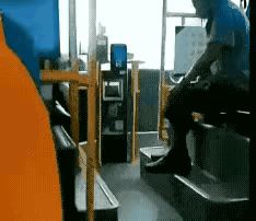 冬日生活打卡季公交车上怎么会出现这一幕，大叔对过往行人，来这一手，公交车上不是有