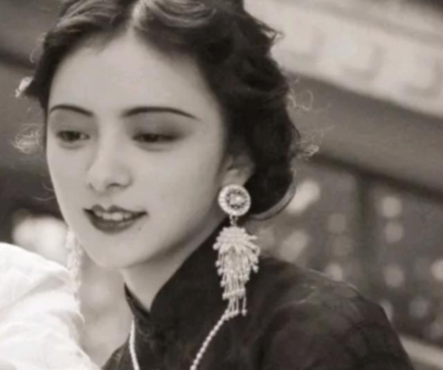 1974年，90岁的杨森迎娶了17岁的张灵凤。洞房之夜，张灵凤哭着说：“你一生娶