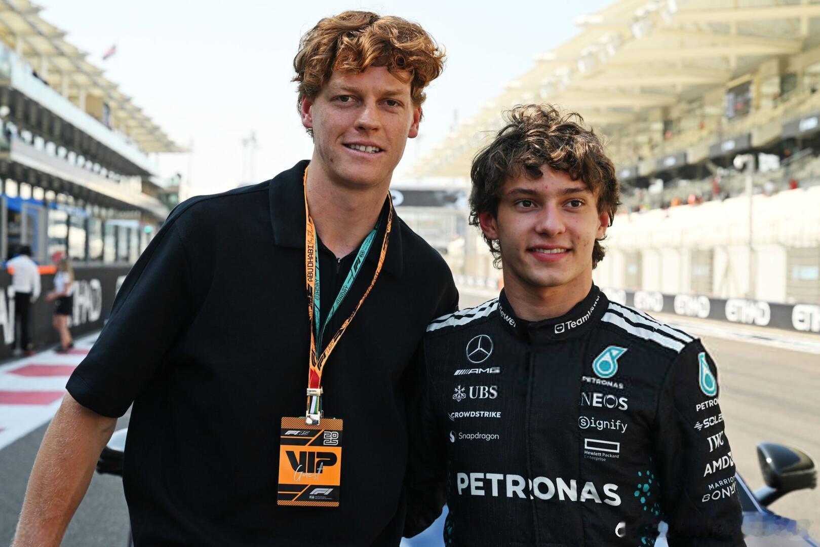 辛纳拜访哈斯车队车手们现在的车手这么高吗，跟辛纳差不多，辛纳的发型💇♂️似乎有