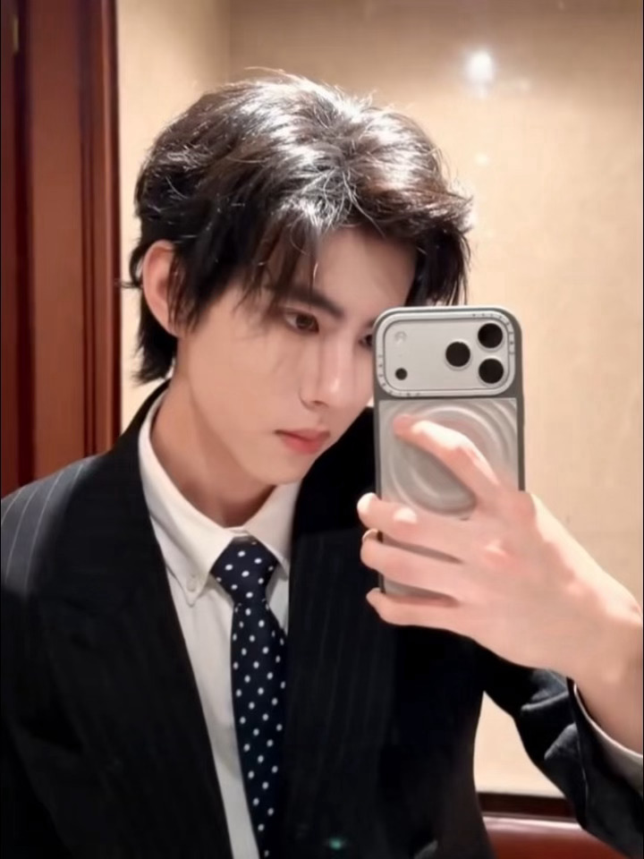 演员刘轩丞  以花之名 言我所爱. 𝒮𝒶𝓎 𝓌𝒽𝒶𝓉 𝐼 𝓁?