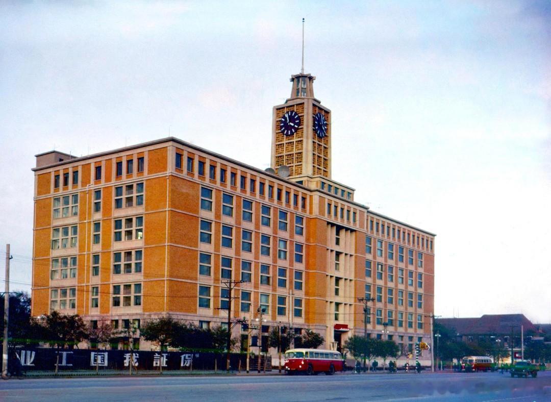 1959年 北京 位于北京西长安街上的北京电报大楼。 摄影 李曙、吴寅伯 