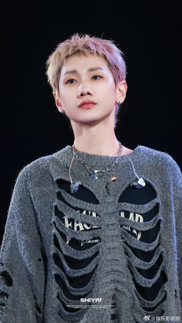 汪苏泷写故事的人痛哭了汪苏泷写故事的人第三个结局 间奏那段全是裂纹，象征男主变异
