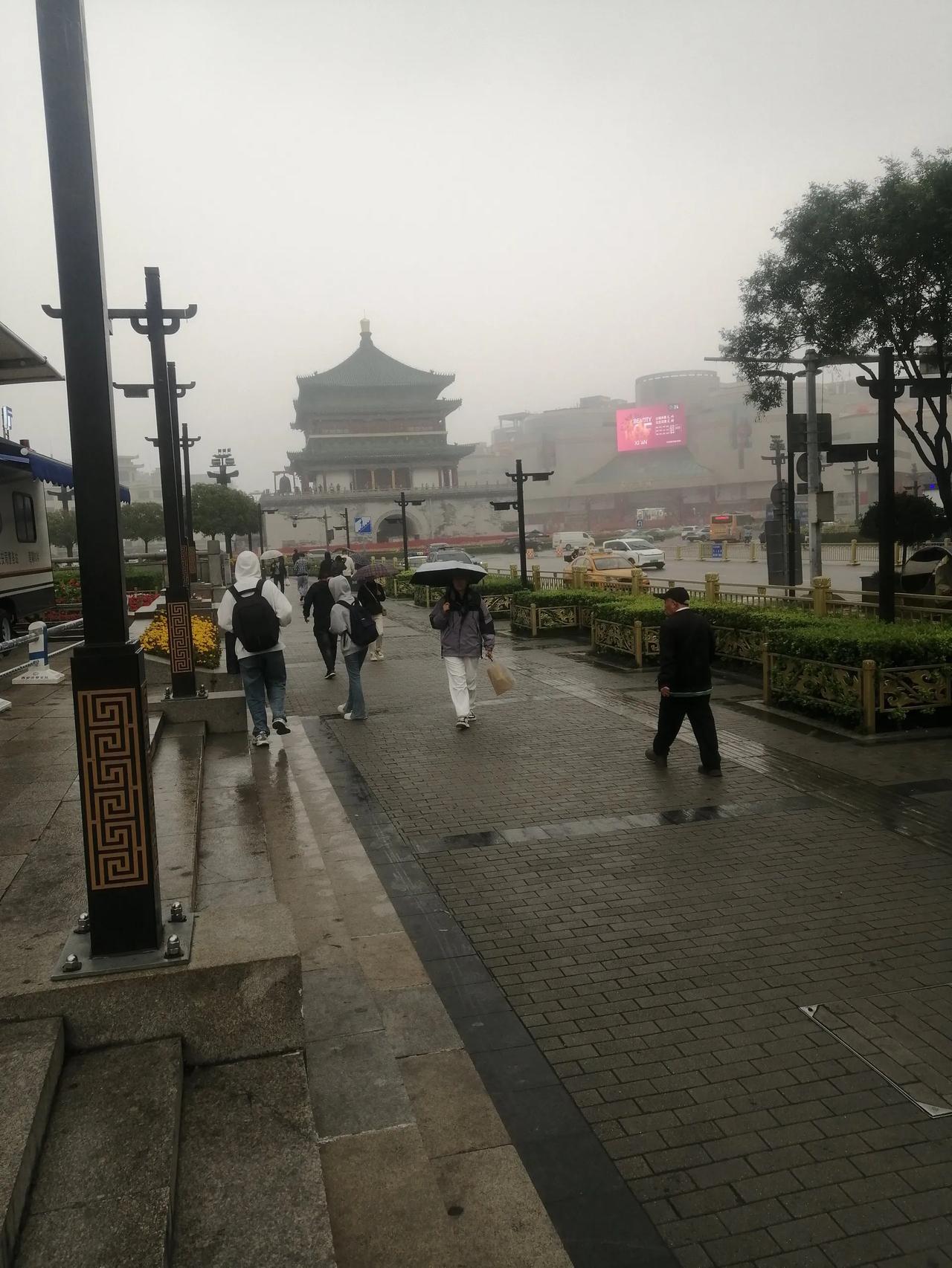 10月31日，午后的西安钟楼，微风，濛濛细雨，雾色苍茫。秋，是什么？秋的味道在风