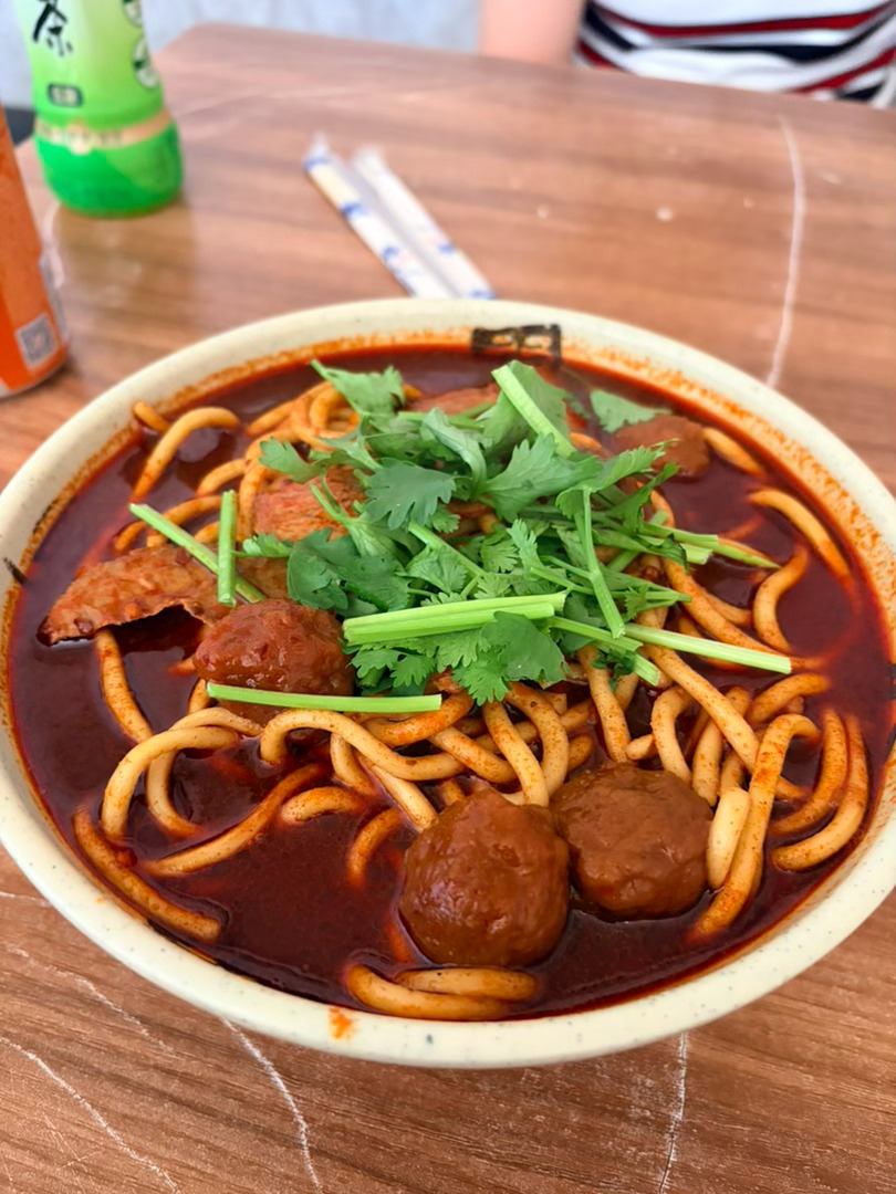 今天的牛肉丸子面比昨天的汤底正宗程远其实是个美食博主 北京·老君堂公园