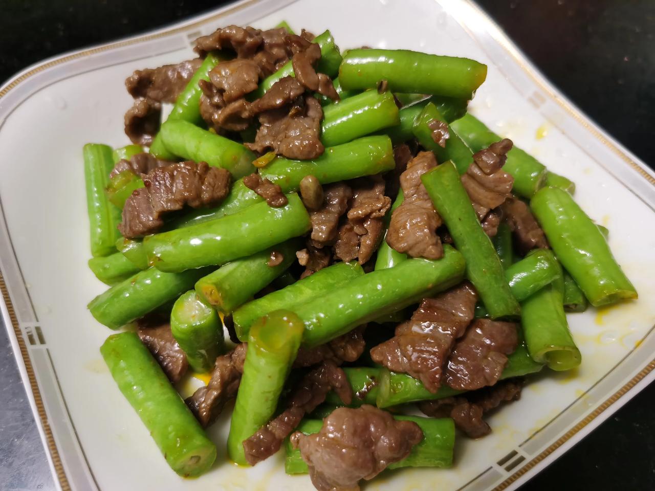  打卡晚餐，两菜一汤，牛肉炒豆角、清炒玉米胡萝卜粒、胡萝卜猪心汤。