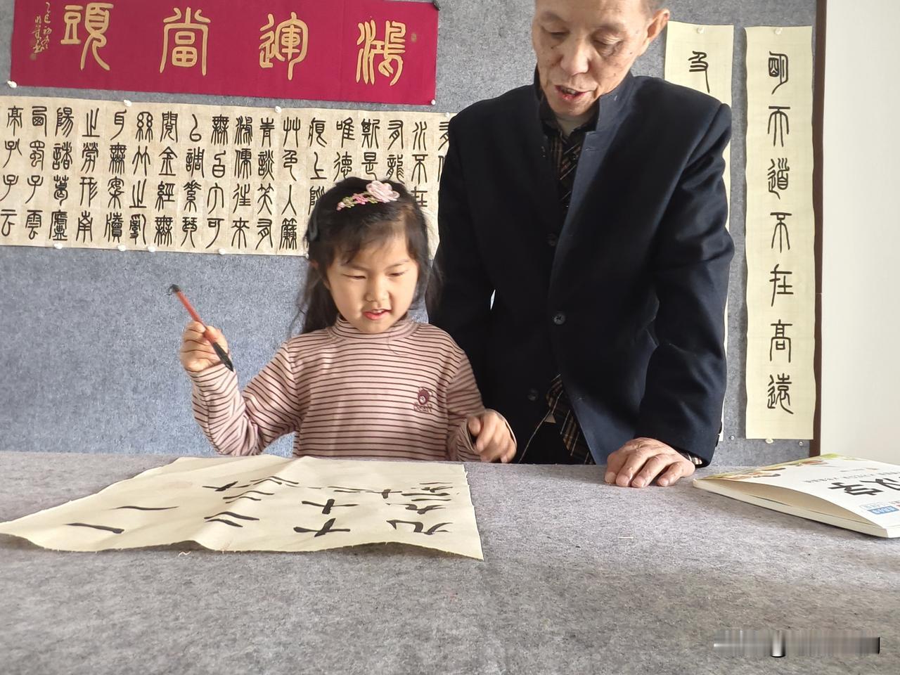 清明时节，教小孙女写毛笔字，她握着笔特别认真，一笔一画都稳稳当当，那专注的小模样