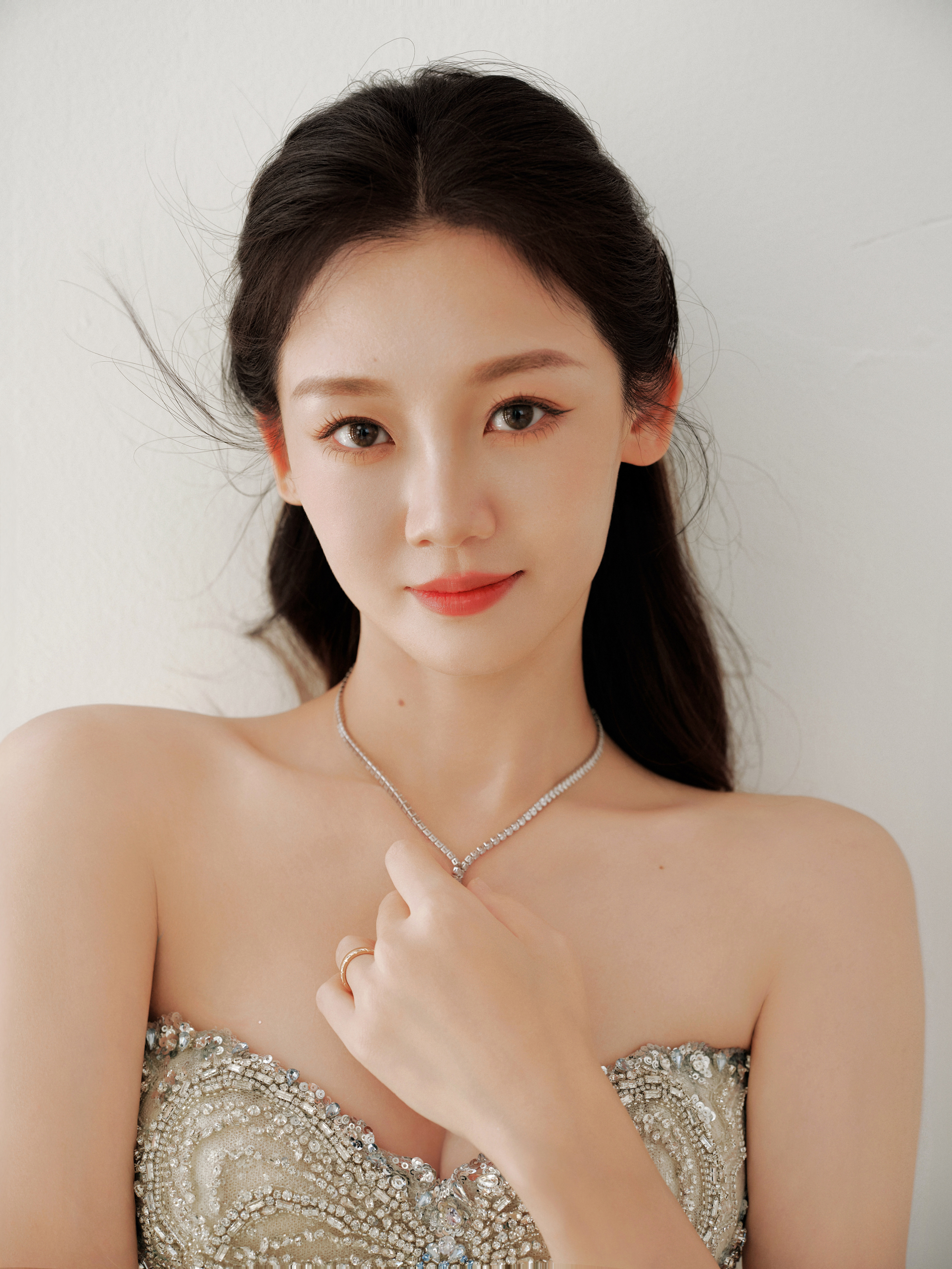 苗苗 五官精致，气质温婉，美到开挂～ ​​​