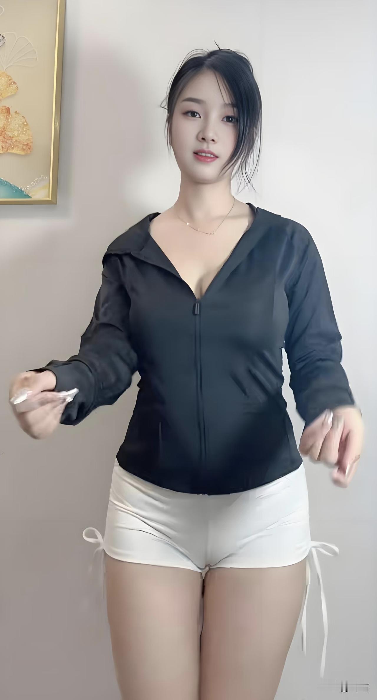 美图欣赏，看图写诗

《闺中轻舞》
 
轻抹淡妆碎发扬，
墨衫微透带风凉。
指尖