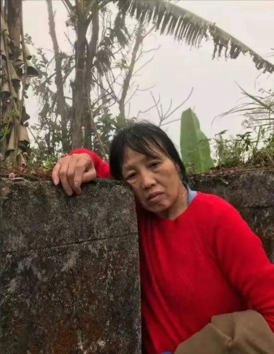 1984年，一战士为国捐躯，新婚20天妻子拒绝改嫁并坚持生下遗腹子。35年后，妻