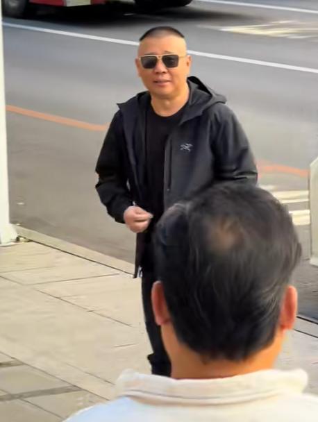 德云社腾字科复试现场，郭德纲戴着大墨镜安安静静过来了，看着挺低调。这事一出来，不