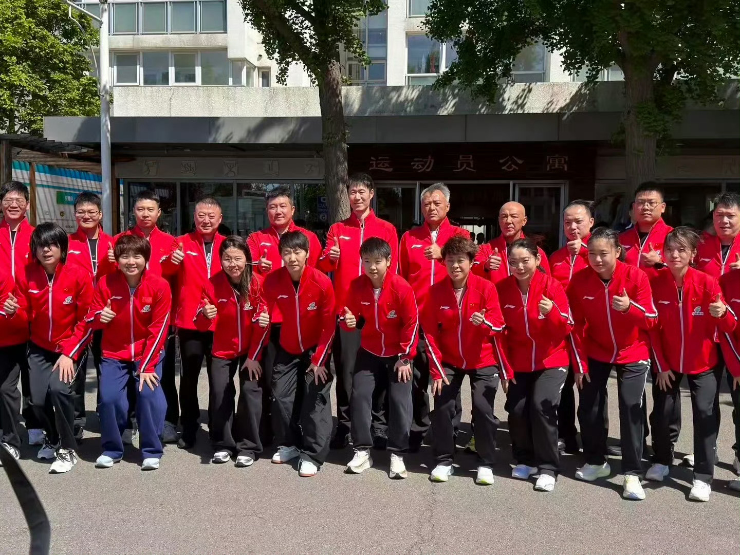 国乒全员集结出征伦敦世乒赛！红装耀眼气场拉满，王楚钦孙颖莎领衔冲击荣耀之巅！今日