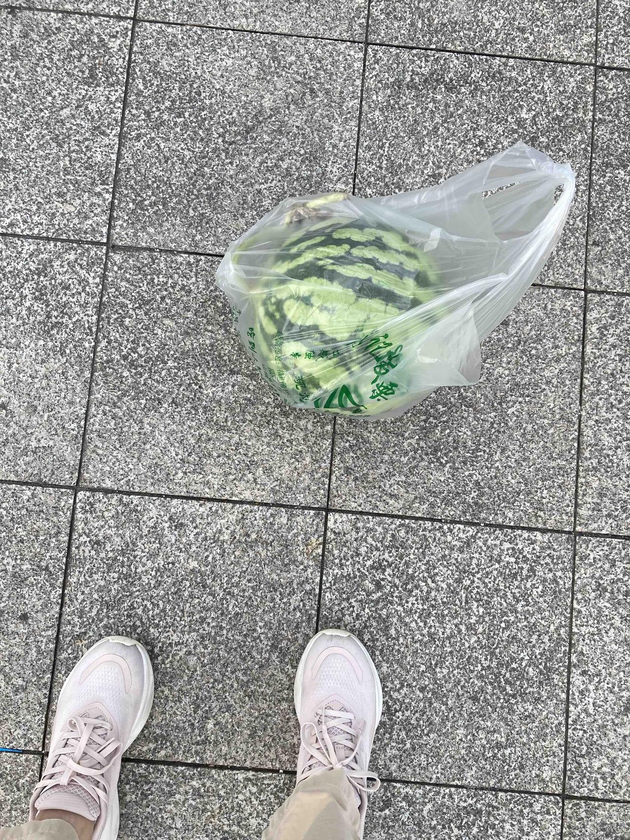 前天买了一个盐城无籽麒麟西瓜，1.8一斤，花了18元。

今天在切开就炸了，很甜