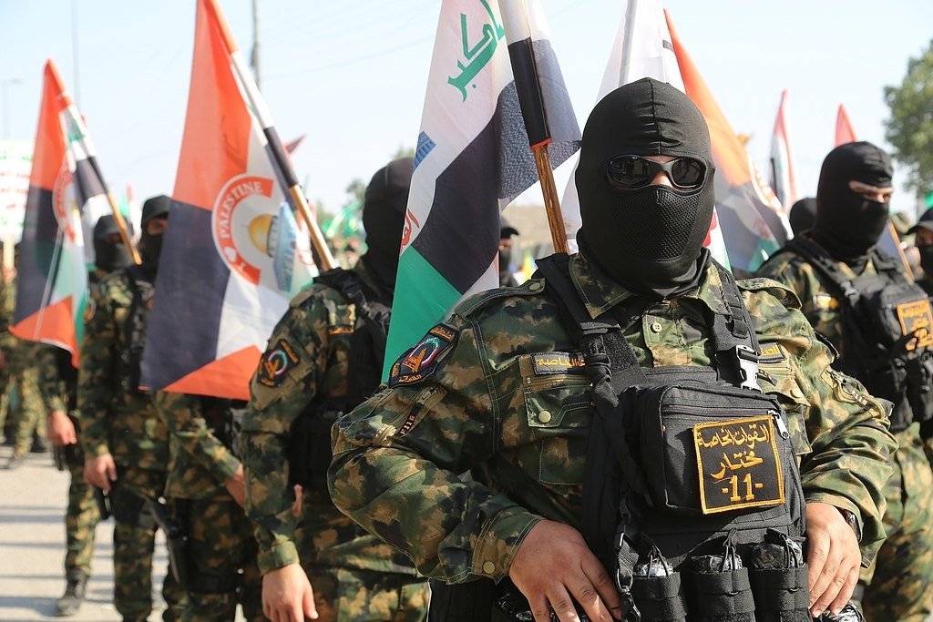 【#伊拉克民兵组织为避免与美冲突将解除武装#】路透社4月7日报道，10名民兵组织